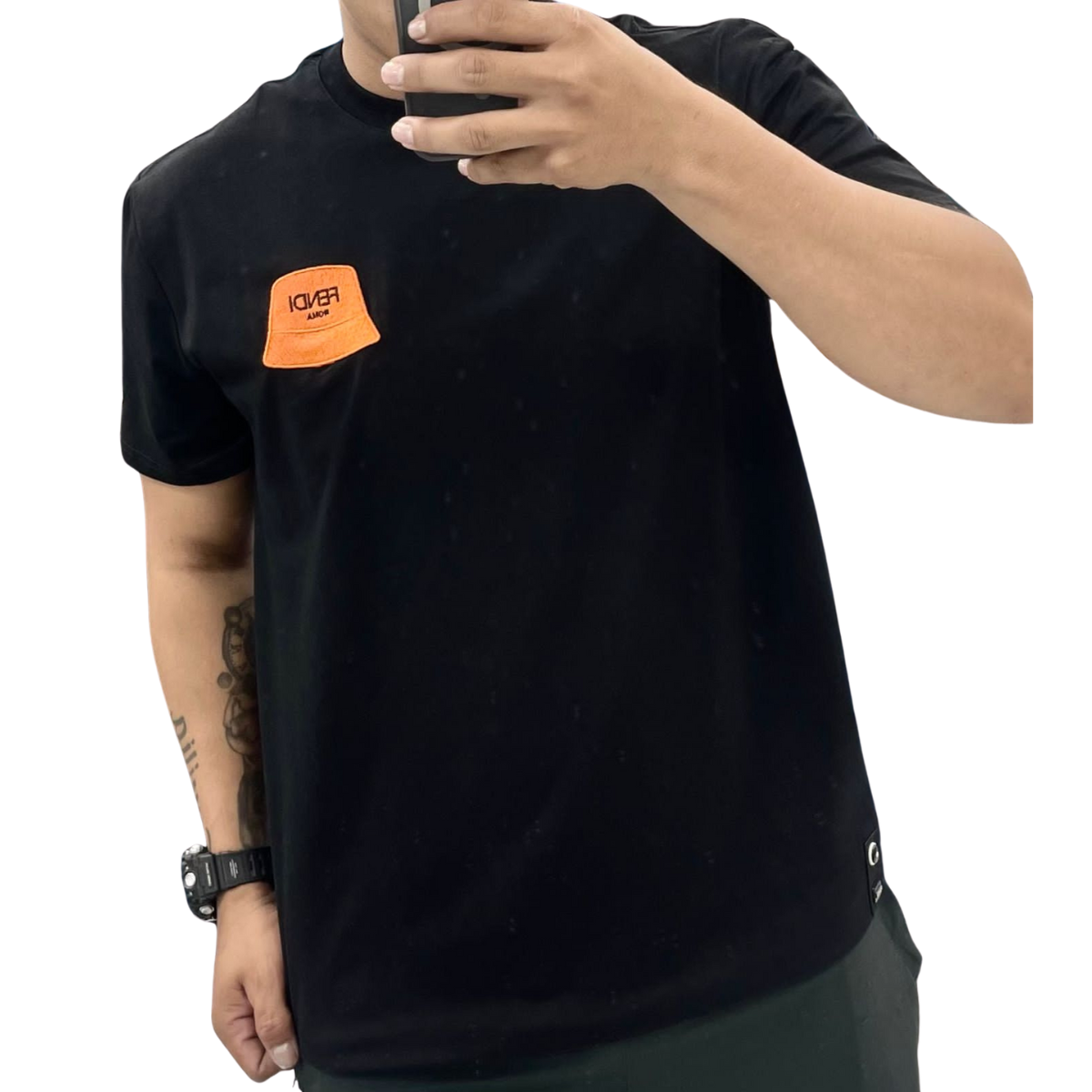 Comprar Camiseta Fendi Playera Hombre en Onlineshoppingcenterg Si estás buscando comprar camiseta Fendi playera hombre, en Onlineshoppingcenterg encontrarás las mejores opciones. Fendi es sinónimo de estilo y calidad, y sus camisetas y playeras para hombre son perfectas para quienes buscan una prenda de moda exclusiva y sofisticada. A continuación, te explicamos por qué elegir una camiseta Fendi es una gran decisión y te ayudamos a resolver todas tus dudas.  ¿Por Qué Elegir una Camiseta Fendi? Las camisetas Fendi son conocidas por su diseño distintivo y elegante. Incorporan detalles únicos como el famoso diseño de "ojos Bag Bugs" y materiales de alta calidad que aseguran comodidad y durabilidad. La camiseta Fendi ojos amarillos y la camiseta Fendi blanca son populares por su estilo moderno y llamativo.  Ventajas de Comprar una Playera Fendi Hombre Calidad y Estilo Exclusivo: Fendi garantiza una calidad excepcional y diseños que destacan, como la playera Fendi ojos y la camisa Fendi negra. Variedad de Diseños: En Onlineshoppingcenterg ofrecemos opciones para todos los gustos, desde la camiseta Fendi Roma hasta la camiseta Fendi Bag Bugs. Ideal para Diferentes Ocasiones: Las camisas Fendi para hombre se adaptan a cualquier situación, ya sea una salida casual o una ocasión especial. Opciones Populares de Camisetas Fendi para Hombre Camiseta Fendi Negra y Blanca La camiseta Fendi negra es ideal para quienes buscan un look elegante y discreto. Si prefieres un estilo más fresco, la playera Fendi blanca es una excelente elección.